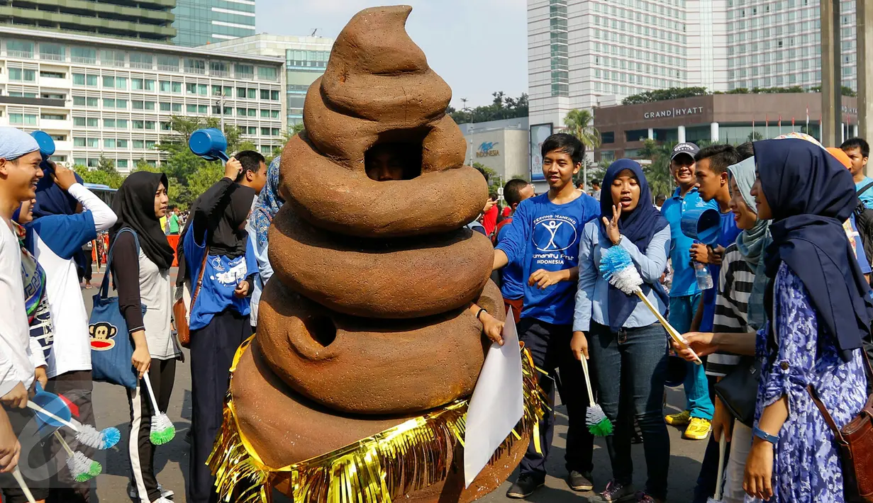 Sebuah maskot berbentuk kotoran ikut memeriahkan acara kampanye 'Toilet Sehat' saat Car Free Day (CFD) di Bundaran HI, Jakarta, Minggu (15/11/2015). (Liputan6.com/Yoppy Renato)