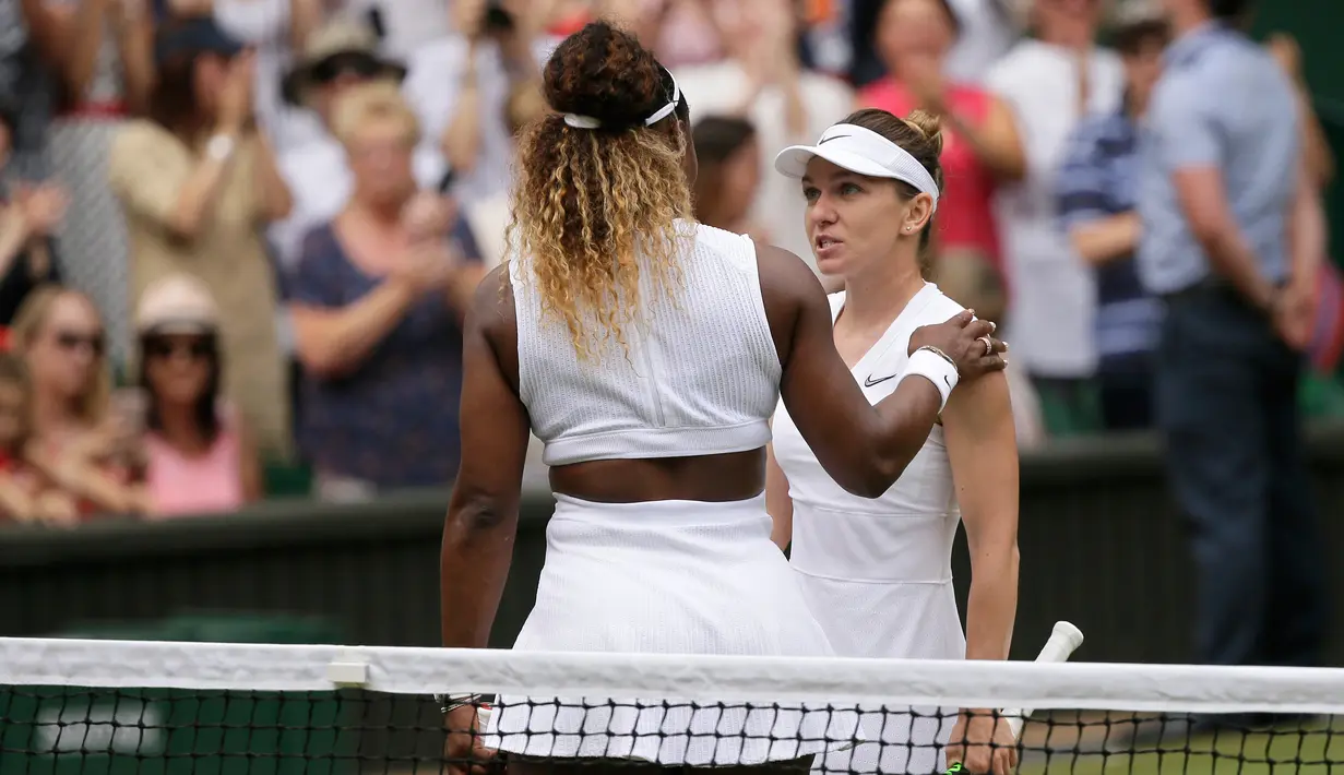 Petenis Simona Halep (kanan) berbincang dengan Serena Williams usai mengalahkannya dalam pertandingan final tunggal putri Wimbledon 2019 di London, Inggris, Sabtu(13/7/2019). Petenis Rumania itu mengalahkan jagoan Amerika Serikat dua set langsung, 6-2 dan 6-2. (AP Photo/Tim Ireland)