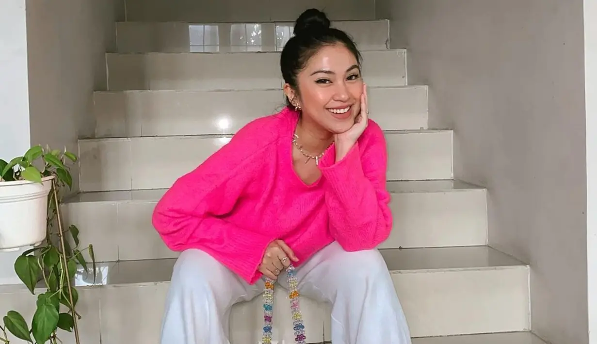 Tyna Dwi Jayanti dikenal sebagai selebgram yang punya penampilan menarik. Di kesehariannya, mantan istrin Kenang Mirdad ini terlihat tampil stylish. Kali ini, ia memilih gaya kasual dengan kaus panjang yang dipadukan dengan kulot.(Liputan6.com/IG/@tynadwijayanti)
