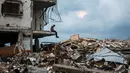 Seorang pria duduk di tepi reruntuhan bangunan di lingkungan Al-Saftawi, sebelah barat kota Jabalia, Jalur Gaza utara pada Rabu 10 Desember 2025. Secara keseluruhan, Kota Jabalia, termasuk lingkungan Al-Saftawi, digambarkan sebagai kota hantu. (BASHAR TALEB/AFP)