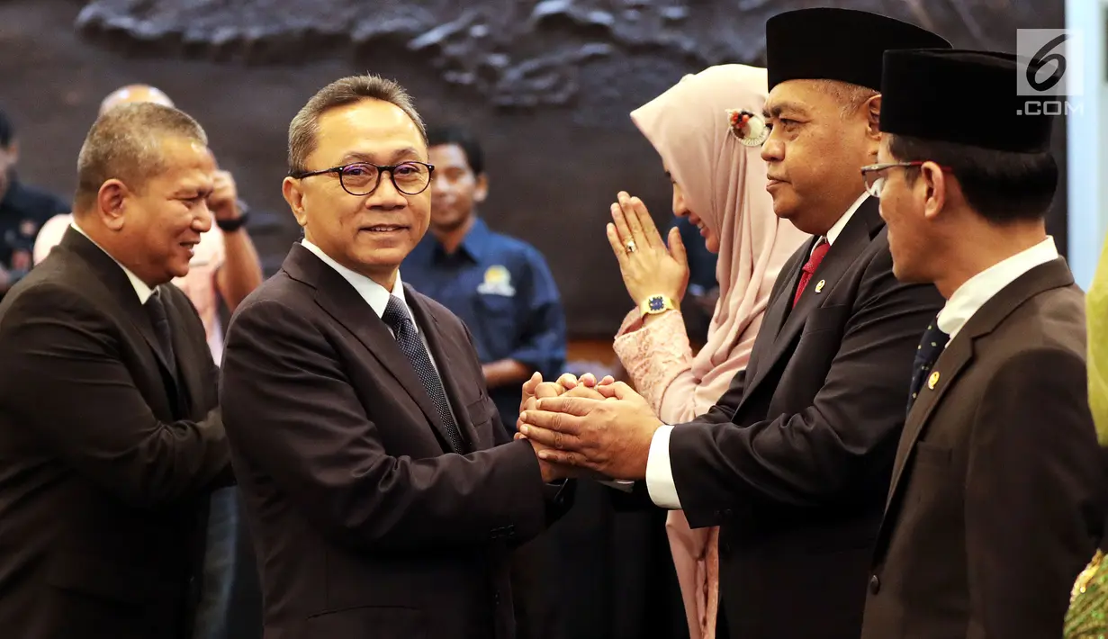 Ketua MPR Zulkifli Hasan (tengah) memberi selamat saat melantik empat anggota MPR Pengganti Antar Waktu (PAW) di Kompleks Parlemen, Jakarta, Kamis (14/3). Zulkifli mengajak anggota MPR PAW mengawal demokrasi konstitusional. (Liputan6.com/JohanTallo)