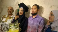 Shireen Sungkar usai wisuda dan didampingi sang suami, Teku Wisnu bersama orangtuanya, Mark Sungkar dan Fany Bauty. (Zulfa Ayu Sundari/Liputan6.com)