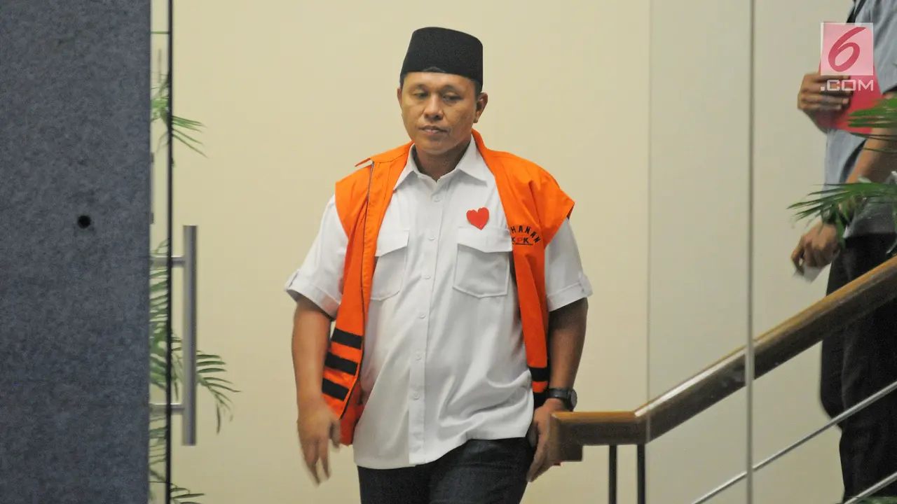 Kembali Diperiksa KPK, Bupati Lampung Tengah Pakai Pin Hati