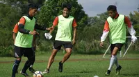 Hanif Sjahbandi (tengah) salah satu pemain muda Arema yang dipanggil Timnas Indonesia (Liputan6.com/Rana Adwa)