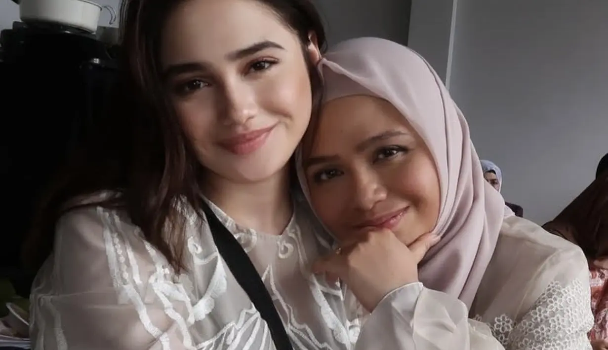Syifa Hadju juga mengunggah potret dirinya bersama sang ibunda yang kompak mengenakan pakain serba putih. Sang ibunda pun tampil dengan kerudung ungu polos. [@syifahadju]