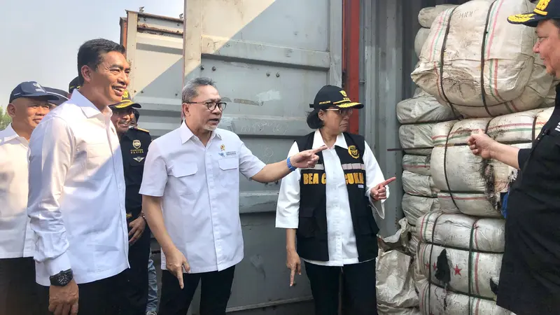 Menteri Perdagangan (Mendag) Zulkifli Hasan, Menteri Keuangan Sri Mulyani Indrawati dan Menteri Koordinator Bidang Perekonomian Airlangga Hartarto meninjau puluhan kontainer berisi barang impor ilegal, di Cikarang Dry Port, Bekasi, Jawa Barat.