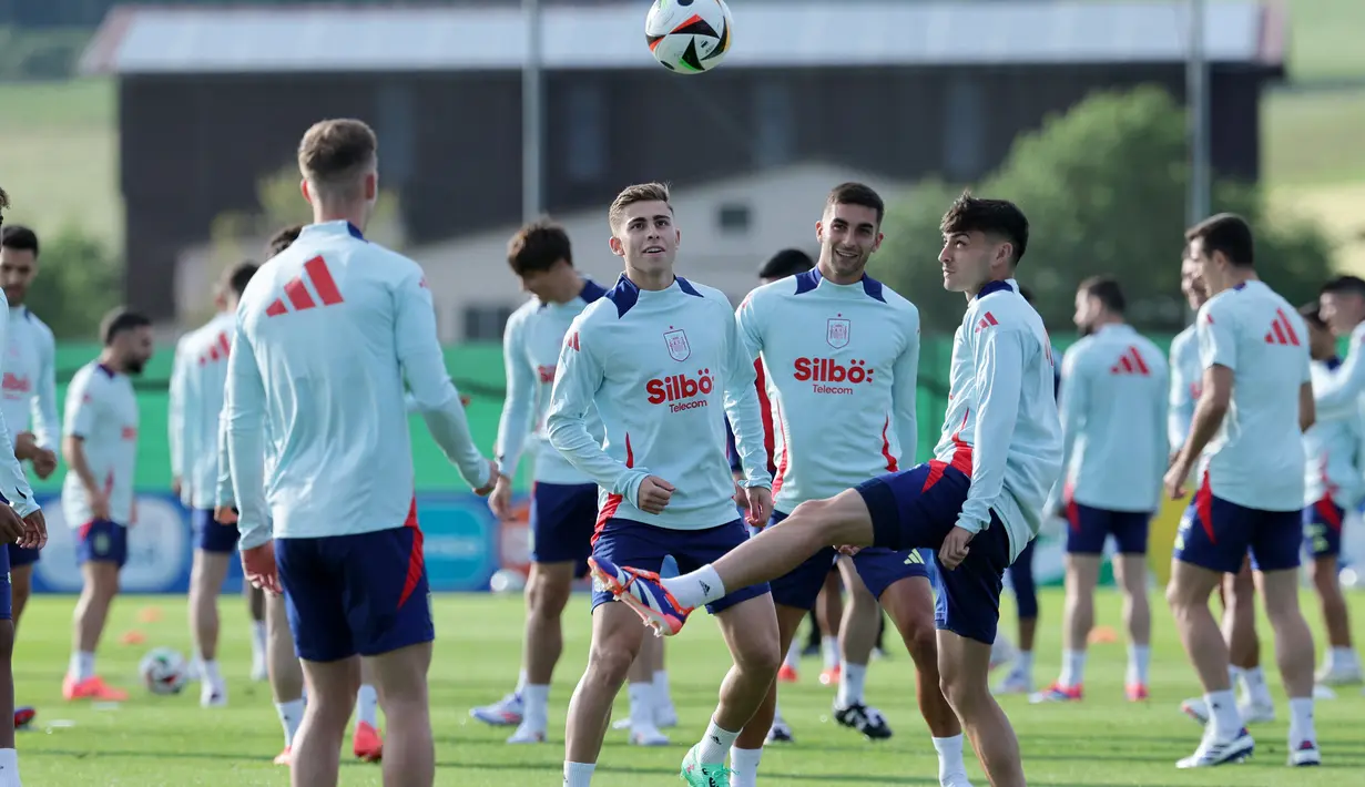 Gelandang Spanyol Pedri menguasai bola saat sesi Latihan menjelang turnamen EURO 2024, di Donaueschingen, Senin (10/6/2024). (LLUIS GENE / AFP)