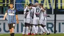 Para pemain Udinese merayakan gol yang dicetak oleh Kevin Lasagna ke gawang Inter Milan pada laga Serie A di Stadion Giuseppe Meazza, Milan, Sabtu (16/12/2017). Inter Milan takluk 1-3 dari Udinese. (AP/Antonio Calanni)