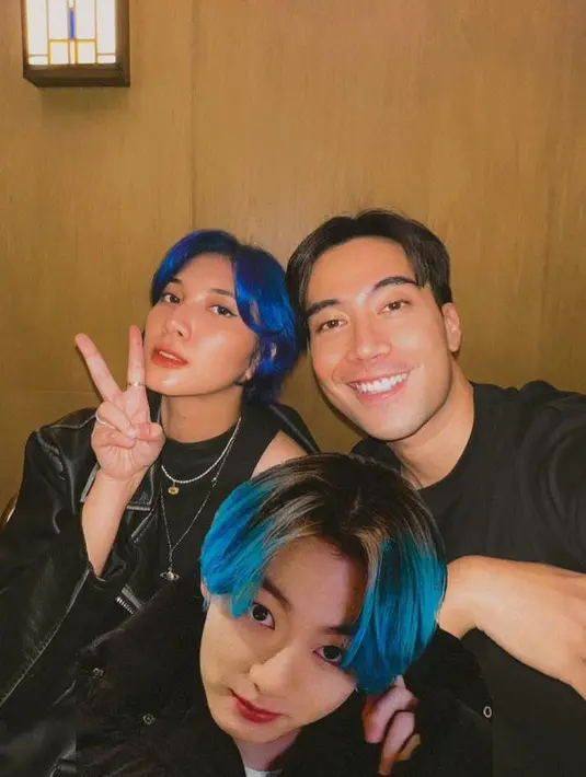 <p>Setelah tampil dengan gaya rambut bondol. kini Sheila tampil dengan rambutnya yang berwarna biru. [Foto: instagram.com @sheiladaisha/@vidialdiano]</p>