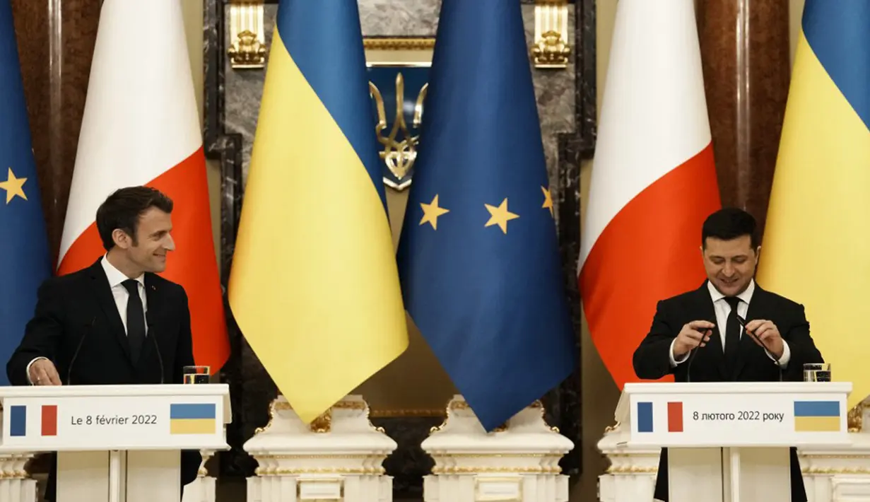 Presiden Prancis Emmanuel Macron (kiri) dan Presiden Ukraina Volodymyr Zelensky mengadakan konferensi pers bersama setelah pembicaraan di Kyiv, Ukraina, 8 Februari 2022. Volodymyr Zelensky berharap segera mengadakan pertemuan puncak dengan pemimpin Rusia, Prancis, Jerman. (Thibault Camus/POOL/AFP)
