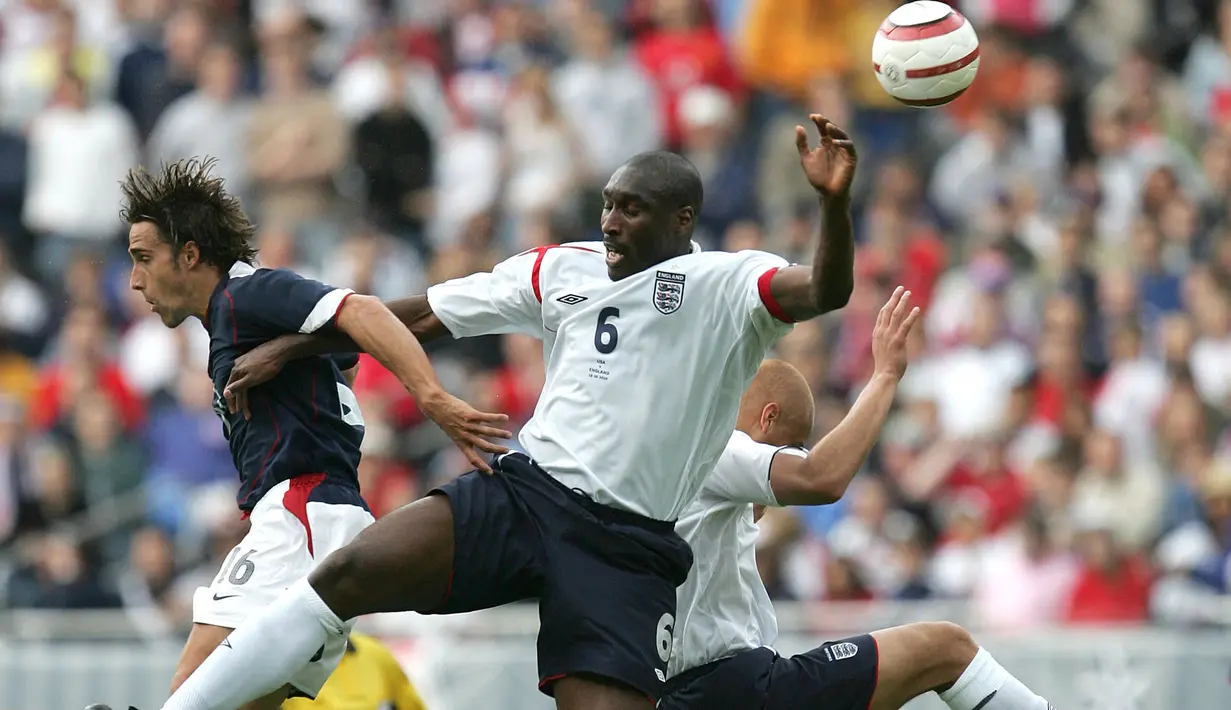 Sol Campbell yang pensiun pada Juli 2011 bersama Newcastle United tercatat pernah membela Arsenal dalam dua periode, 2001/2002 hingga 2005/2006 dan setengah musim pada 2009/2010. Bersama Timnas Inggris ia total mengoleksi 73 caps dan pernah tiga kali menjabat kapten Three Lions, dua kali saat berseragam Tottenham Hotspur dan sekali saat berseragam Arsenal. Momen itu terjadi saat Timnas Inggris menang 2-1 atas tuan rumah USA dalam laga persahabatan (28/5/2005). (AFP/Getty Images/Jonathan Daniel)