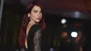 Penyanyi 28 tahun itu membiarkan rambut merahnya tergerai dengan gaya lurus dan ramping yang dibelah ke samping.  (Photo by Jordan Strauss/Invision/AP)