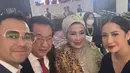 Anwar Fuadi hadir dengan sang istri, ia mengenakan setelan jas dengan dasi merah. Sedangkan sang istri mengenakan kebaya brokat. [@raffinagita1717]