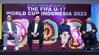 Ketua umum PSSI, Erick Thohir (kedua kanan) bersama Director Programming SCM, Harsiwi Achmad (kedua kiri) dan Direktur Indonesia Entertainment Group (IEG), Hendy Lim (kanan) dan CEO Visual Indomedia Produksi (VIP), Indra Yudhistira (kiri) dalam konferensi pers pengumuman SCM sebagai pemegang hak siar Piala Dunia U-17 2023, Selasa (3/10/2023) di SCTV Tower, Jakarta. (Bola.com/Muhammad Iqbal Ichsan)
