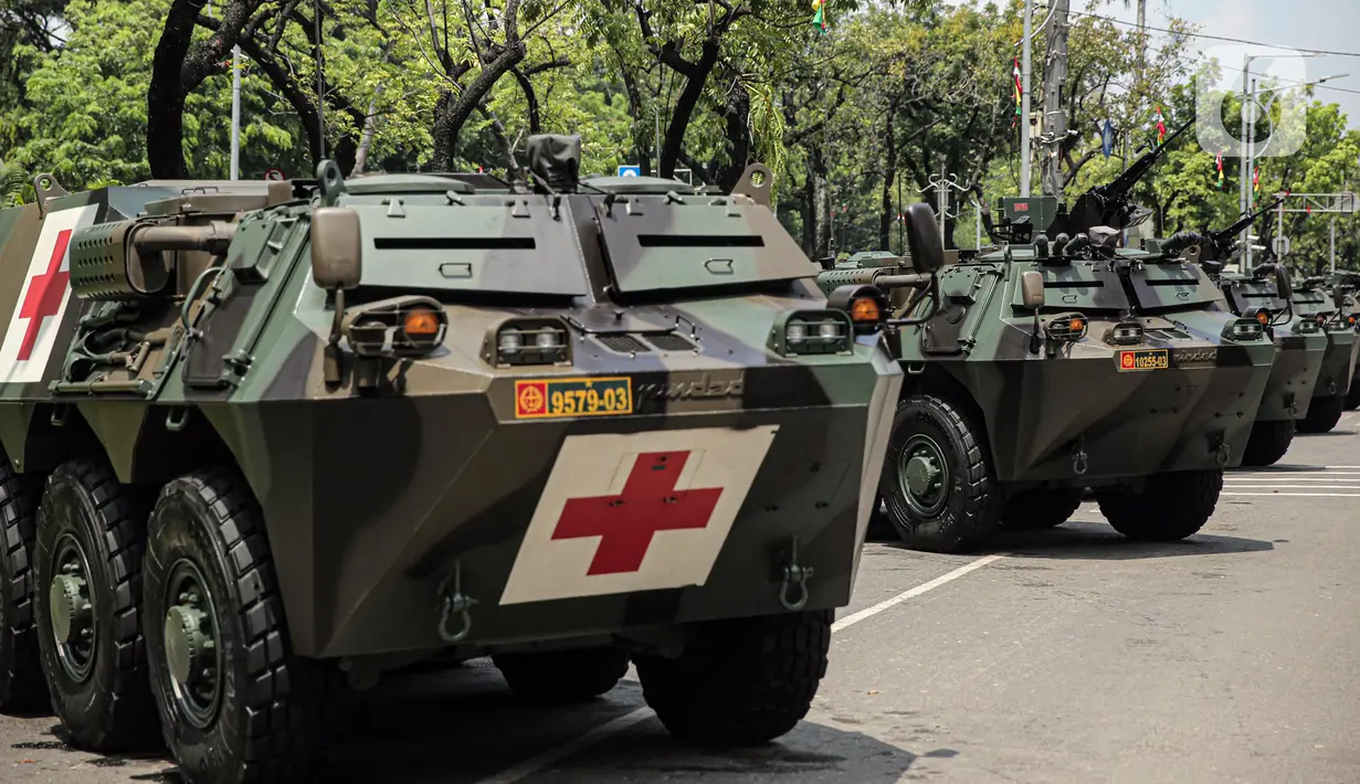 Sejumlah kendaraan alat utama sistem senjata (alutsista) TNI berjajar di kawasan Istana Merdeka, Jakarta, Selasa (4/10/2022). Kegiatan ini dalam rangka HUT ke-77 TNI yang akan berlangsung di Istana Merdeka pada 5 Oktober besok. (Liputan6.com/Faizal Fanani)