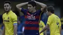 Bomber Barcelona, Luis Suarez, kecewa gagal meraih kemenangan atas Villarreal pada laga La Liga Spanyol di Stadion El Madrigal, Vila-real, Minggu (20/3/2016). Kedua tim bermain imbang 2-2. (AFP/Jose Jordan)