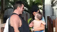 Serunya Natal Pertama Simon Cowell Bersama Anak