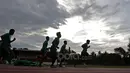 Para pemain Timnas U-19 saat berlatih ketahanan fisik di Stadion Atang Sutresna Kopasus, Cijantung, Kamis (06/04/2017). Latihan ini bagian dari seleksi tim persiapan Piala AFF U-18 di Myanmar. (Bola.com/Nicklas Hanoatubun)