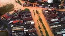 Foto dari atas memperlihatkan banjir yang melanda wilayah Itapevi, sekitar 41 km dari Sao Paulo, Brasil, Jumat (11/3). Hujan deras yang mengakibatkan banjir dan longsor tersebut menewaskan sedikitnya 19 orang. (AFP PHOTO/Marcel Naves)