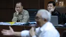 Terdakwa penerbitan SKL terhadap obligor BLBI, Syafruddin Arsyad Temenggung (kiri) saat menjalani sidang lanjutan di Pengadilan Tipikor, Jakarta, Rabu (6/6). Sidang mendengar keterangan saksi. (Liputan6.com/Helmi Fithriansyah)