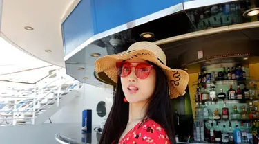 Memakai baju merah bermotif bunga serta memakai kaca mata yang senada, Angeline tampak sangat cantik. Tak ketinggalan topi yang ia kenakan tidak menutup keanggunan Angeline. (Liputan6.com/IG/@angiestee)