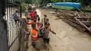 Tim penyelamat membawa mayat korban setelah banjir bandang di desa Radda di Kabupaten Luwu Utara, Sulawesi Selatan (14/7/2020). Lebih dari 4.000 keluarga terdampak akibat kejadian tersebut. (AP Photo)