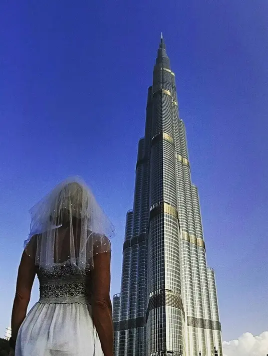 Pavlina Melicharova berfoto di depan menara Burj Khalifa, dengan mengenakan gaun pengantinnya. Wanita 49 tahun itu memutuskan mengakhiri pernikahannya yang tidak membuatnya bahagia setelah 2,5 tahun bersama sang mantan suami (facebook.com/TravellingBride)