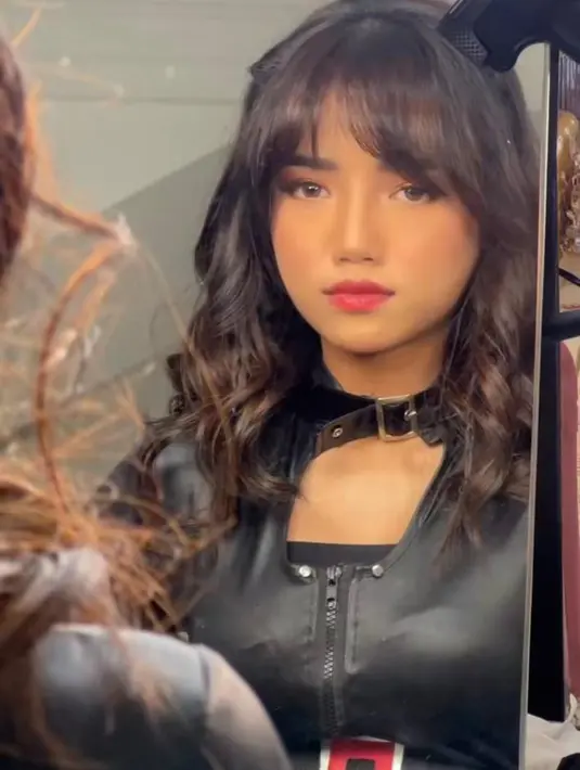 Rambutnya ditata wavy, sedangkan wajahnya dipoles makeup nuansa pink yang flawless. [Instagram].