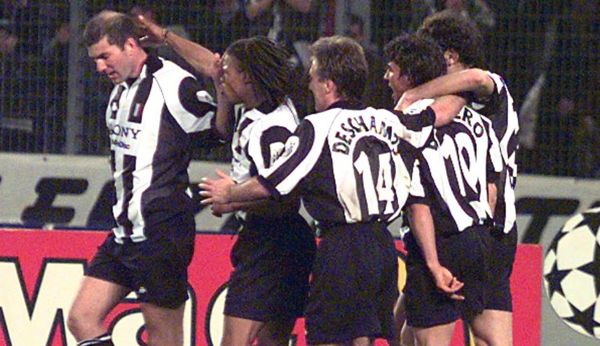 2. Juventus - Mungkin hanya Si Nyonya Tua yang hingga kini masih terbilang stabil di Serie A dan Eropa. Zinedine Zidane menjadi tokoh sentral kejayaan Juve saat era The Magnificent Seven. (Photo by PATRICK HERTZOG / AFP)