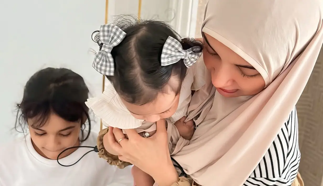 Meski bukan adik ataupun sepupu kandung, namun Hawa terlihat sangat menyayangi Humaira. Tak hanya Hawa, momen kebersamaan Ukkasya anak pertama Zaskia Sungkar dengan Baby Humaira beberapa waktu lalu juga curi perhatian. Meski wajahnya belum diperlihatkan, namun tak sedikit netizen yang gemas melihat tatanan rambut Baby Humaira ini. (Liputan6.com/IG/@zaskiasungkar15)