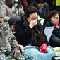 Mantan comfort women atau budak seks Jepang pada Perang Dunia II asal Korsel Lee Yong-Soo (Kanan) dan Gil Won-Ok (tengah), protes di depan kedubes Jepang pada Desember 2015 (JUNG YEON-JE / AFP)