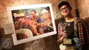 Juara 2 Kategori Spot News pewarta foto Liputan6.com, Faizal Fanani berpose di depan karyanya berjudul " Terbakar Hidup-hidup" sambil memegang trofi Anugerah Pewarta Foto Indonesia (APFI) ke-VI di Bandung, Sabtu (9/4). (Liputan6.com/Immanuel Antonius)