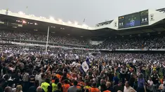  Supporter Tottenham Hotspur berada di lapangan usai pertandingan Tottenham Hotspur melawan MU di stadion White Hart Lane, London, (14/5). Pertandingan Spurs di Stadion ini merupakan yang terakhir dan akan pindah ke stadion baru. (AP/Frank Augstein)