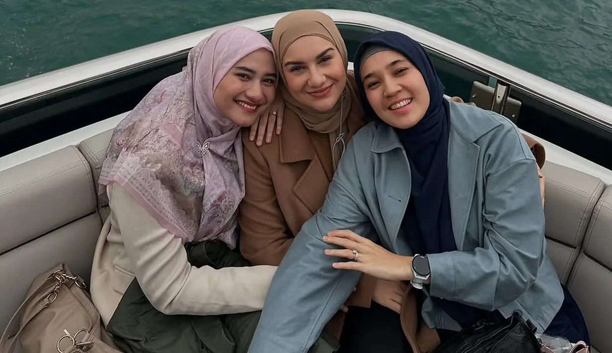 Baru-baru ini, Dhini Aminarti mengunggah beberapa foto kenangan kebersamaannya dengan Irish Bella dan Nadzira Shafa di media sosial Instagram. Foto-foto tersebut menampilkan momen indah persahabatan mereka ketika sedang liburan bersama di luar negeri. (Liputan6.com/IG/@dhiniaminarti)