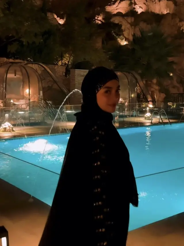 Tampilan Serba Hitam Celine Evangelista saat Umrah Setelah Mualaf. [@celine_evangelista]