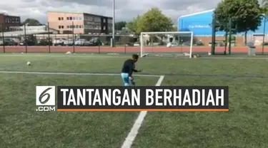 Ditantang sang ayah menendang bola mengenai mistar tiga kali berturut-turut. Seorang bocah menunjukkan kemampuannya hingga mendapat hadiah PlayStation 5.