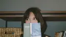 Sheila Dara menyukai dunia yang ada dalam buku. Berbagai judul buku sudah ia baca dan buku yang bagus biasanya ia unggah di Instagram. Momen Sheila Dara membawa buku berjudul Jung dan diabadikan dalam foto bersama dirinya yang seolah-olah bersembunyi di halaman buku. (Liputan6.com/IG/@sheiladaisha)