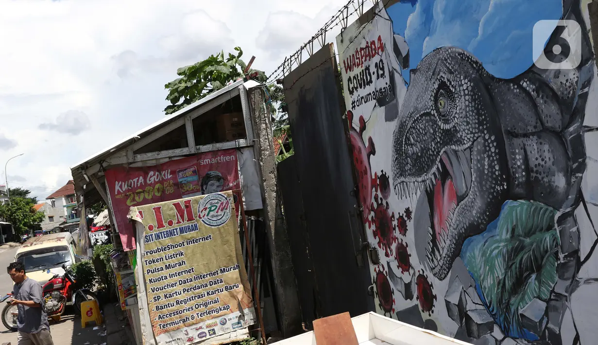 Warga usai berbelanja di depan mural bertema waspada COVID-19 di Jalan Baru, Depok, Jawa Barat, Selasa (7/4/2020). Mural tersebut berisi pesan kepada warga agar selalu waspada potensi penyebaran virus corona atau COVID-19. (Liputan6.com/Helmi Fithriansyah)