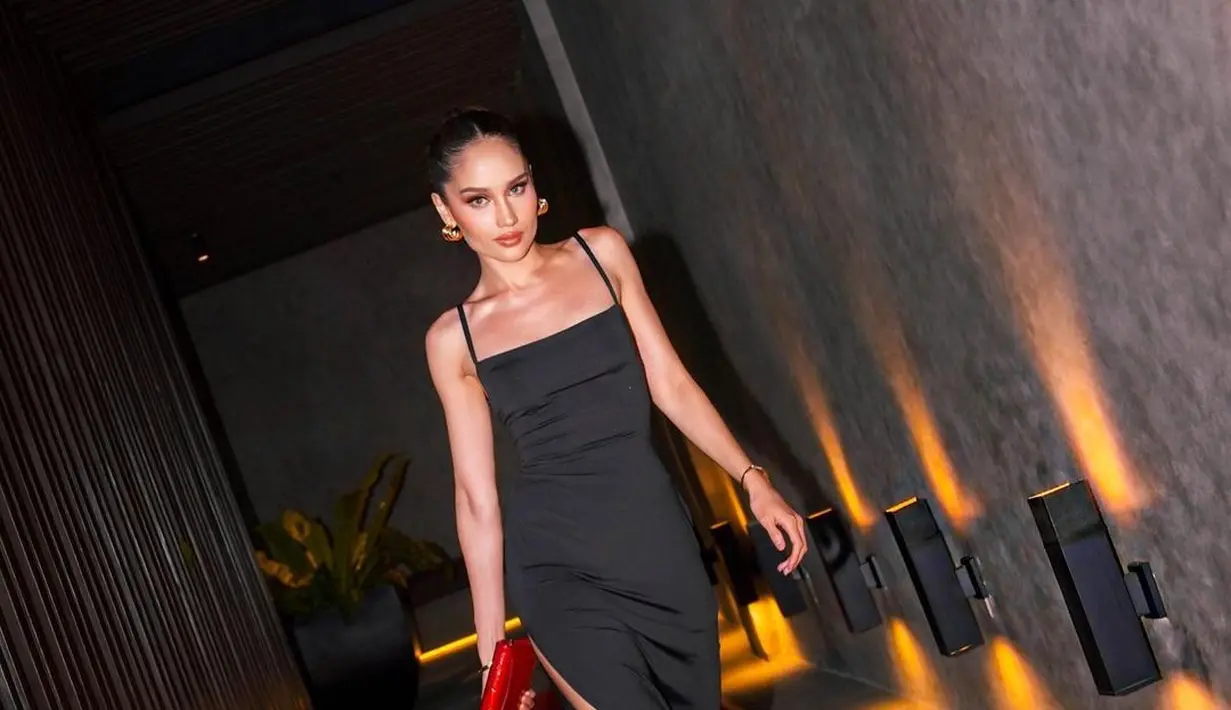 Simple tapi mewah, bisa pilih spaghetti strap dress dengan detail high slit dan dipadukan clutch warna merah seperti Cinta Laura satu ini. [@claurakiehl]