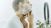 How to Shave Your Face Correctly With and Without Shaving Cream
