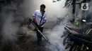 Petugas melakukan pengasapan atau fogging untuk membasmi nyamuk demam berdarah dengue (DBD) di kawasan Kebayoran Lama, Jakarta Selatan, Kamis (14/11/2019). Fogging dilakukan untuk mengantisipasi perkembangbiakan nyamuk DBD. (Liputan6.com/JohanTallo)