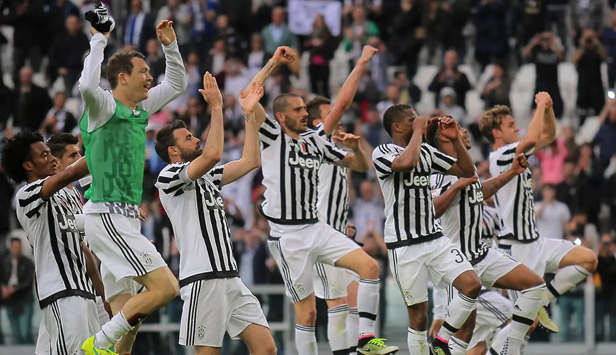 Para pemain Juventus merayakan kemenangan atas Palermo pada laga Serie A di Stadion Juventus, Turin, Minggu (17/4/2016). Juve berhasil menang 4-0 atas Palermo. (AFP/Marco Bertorello)