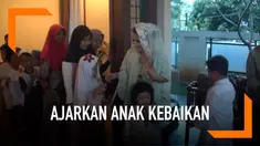 Camel Petir berbagi pada puluhan anak yatim di bulan Ramadan. Aksi ini sekaligus sebagai ajang untuk mengajarkan kebaikan pada sang anak sejak dini.