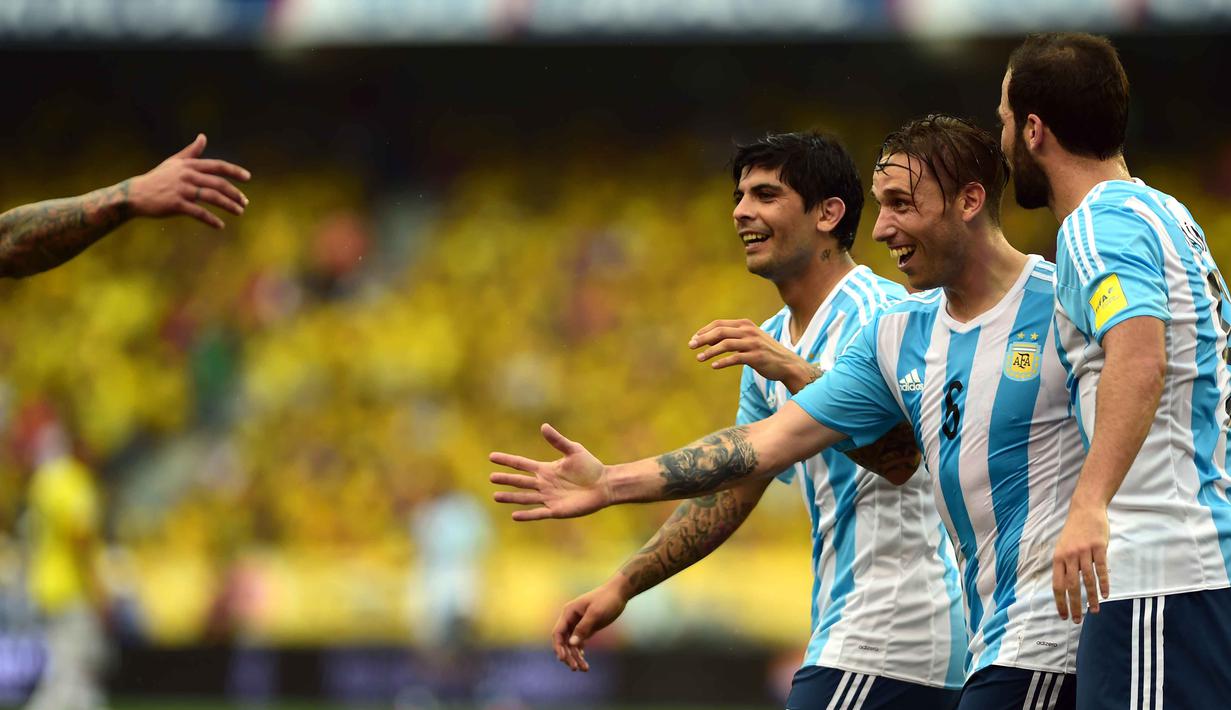 Pemain Argentina Lucas Biglia (2 kanan) merayakan kemenangan bersama rekannya pada laga kualifikasi Piala Dunia Russia 2018 zona CONMEBOL di  Stadion Metropolitano Roberto Melendez, Barranquilla, Rabu (18/11/2015) dini hari WIB. (AFP Photo/Luis Robayo)