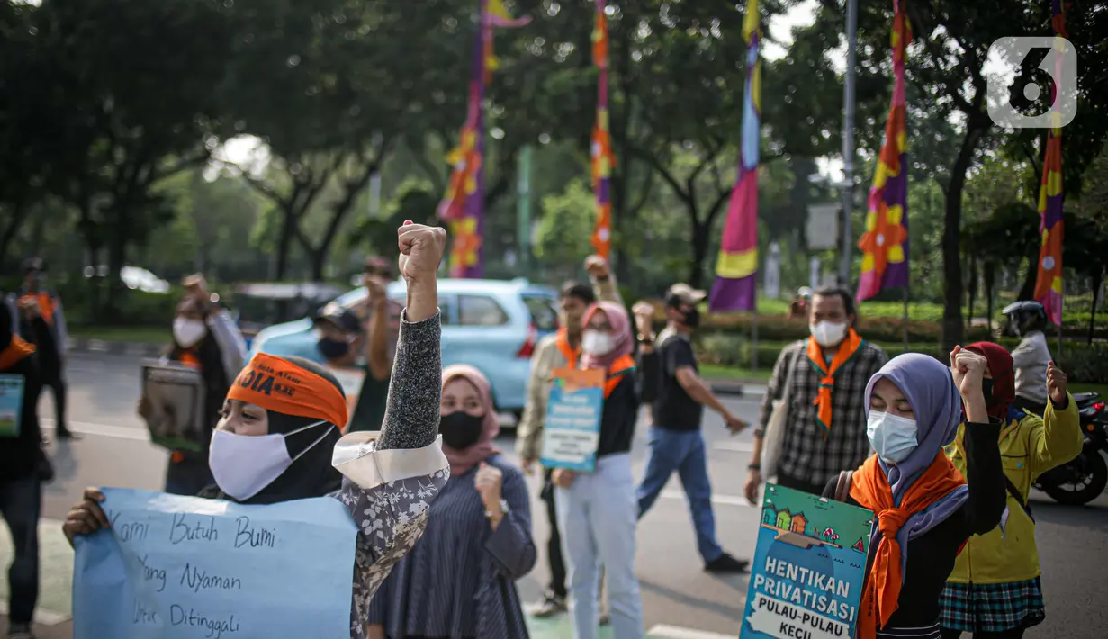Aktivis melakukan aksi damai di depan Balaikota DKI Jakarta, Senin (7/6/2021). Aksi tersebut mengangkat permasalahan lingkungan hidup di DKI Jakarta yang menjadi pekerjaan rumah pemerintah daerah, dan harus dituntaskan untuk memulihkan keadaan darurat ekologis Jakarta. (Liputan6.com/Faizal Fanani)