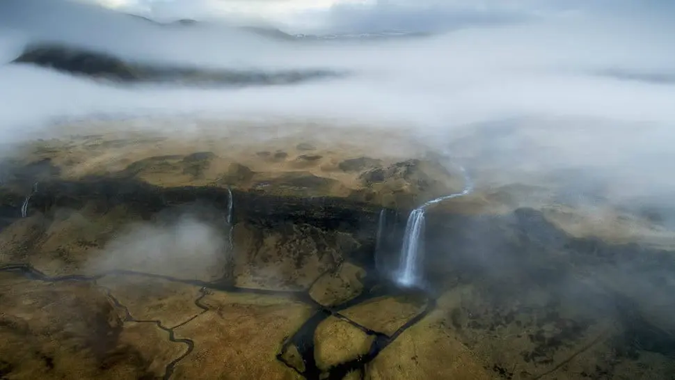 Air terjun Seljalandsfoss di Islandia. (Doc: Alex Mimo/Dronestagram)