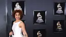 Penyanyi Joy Villa berpose untuk fotografer setibanya di karpet merah Grammy Awards 2018 di New York City, Minggu (28/1). Gaun putih polos berpotongan ballgown itu dilukis sendiri oleh sahabat Ivanka Trump ini. (ANGELA WEISS / AFP Photo)