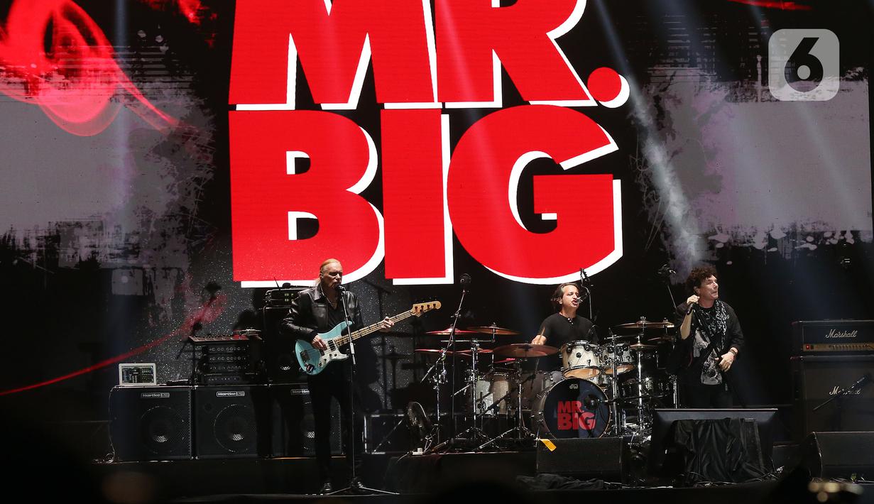 Mr. Big berhasil membayar lunas kerinduan ribuan penggemar kala beraksi pada The 90's Festival 2023. (Liputan6.com/Johan Tallo)