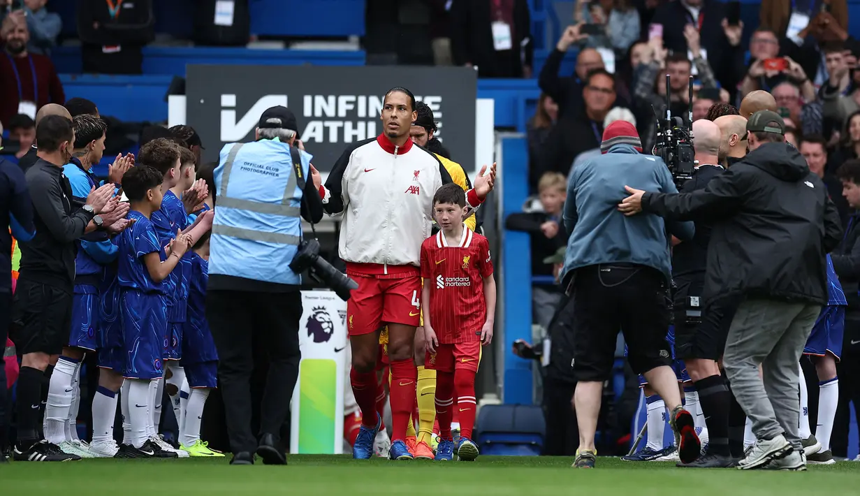Para pemain Chelsea (samping kanan dan kiri) melakukan Guard of Honour saat para pemain Liverpool memasuki lapangan pertandingan dalam laga lanjutan Liga Inggris 2024/2025 di Stamford Bridge, London, Inggris, Minggu (04/05/2025) waktu setempat. (AFP/Henry Nicholls)
