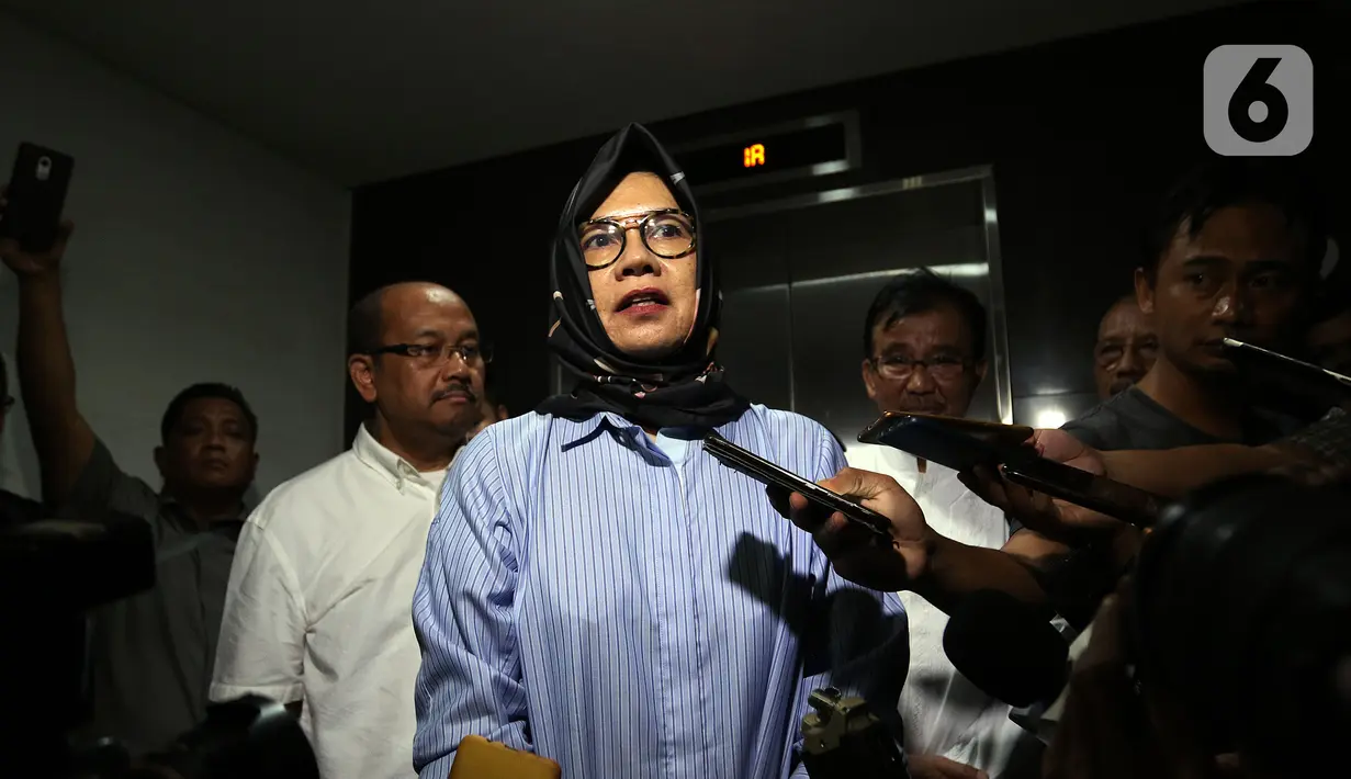 Mantan Dirut Pertamina Karen Agustiawan menyampaikan keterangan usai keluar dari Rutan Salemba Cabang Kejaksaan Agung, Jakarta, Selasa (10/3/2020). Majelis hakim kasasi Mahkamah Agung (MA) menjatuhkan vonis bebas terhadap Karen Agustiawan pada hari Senin (9/3/2020). (Liputan6.com/Johan Tallo)
